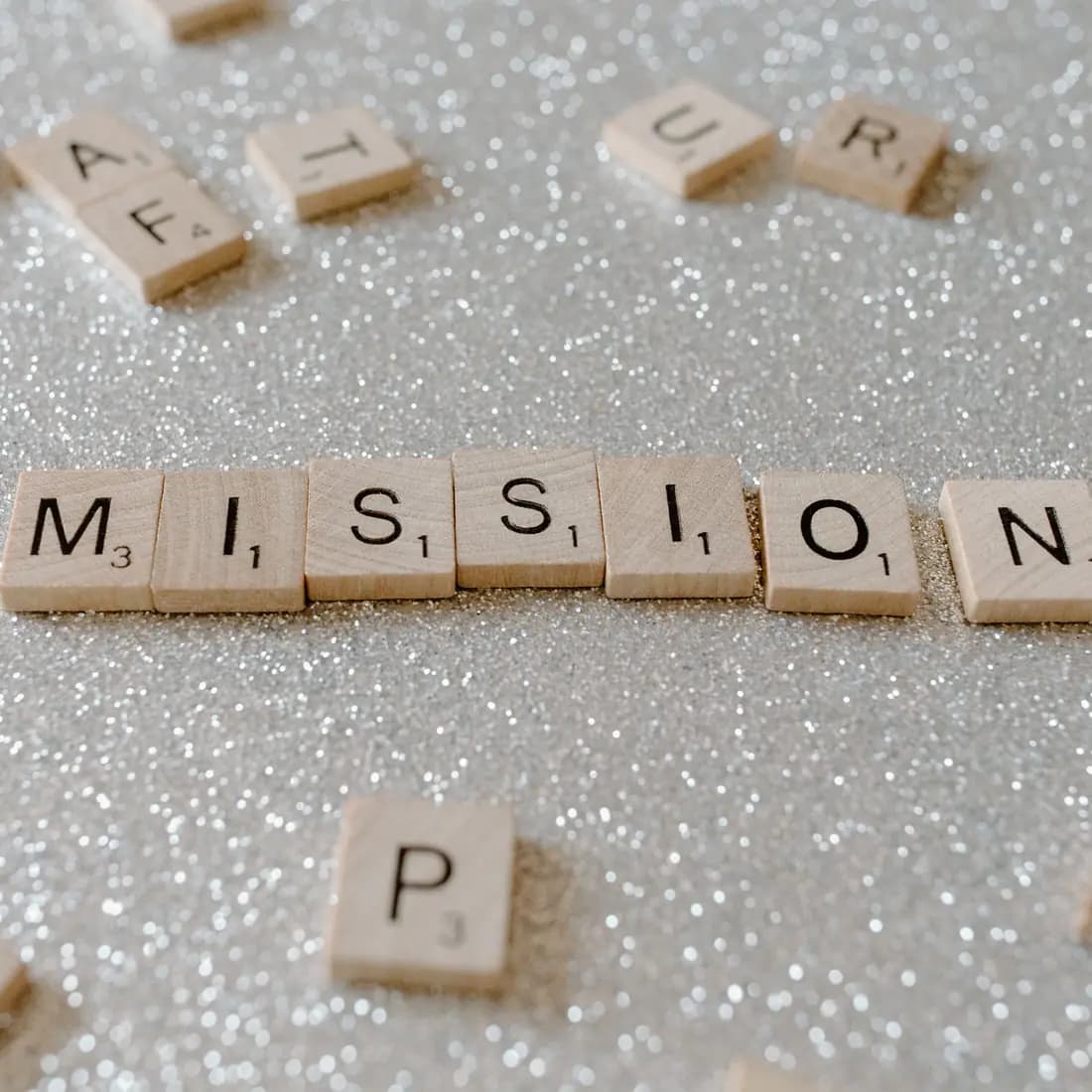 Das Wort „mission“ aus Holzbuchstaben — die Mission von eSys Agency