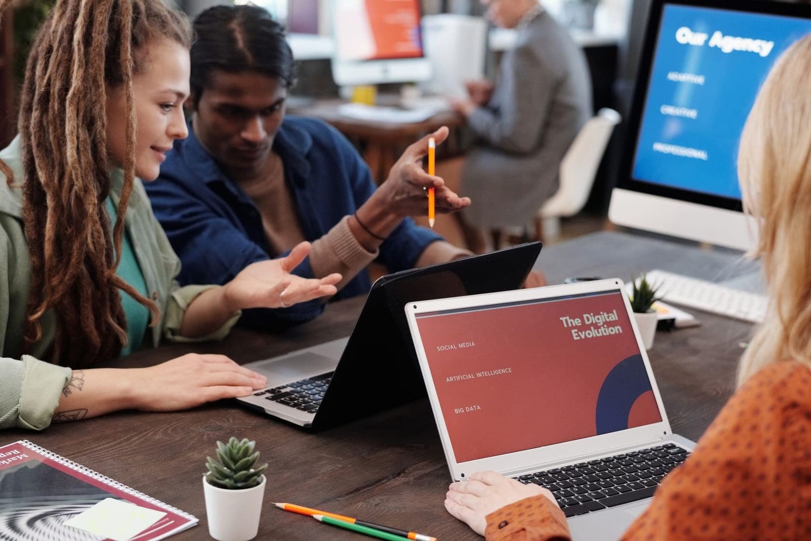 Das eSys Agency Team bei der Projektarbeit